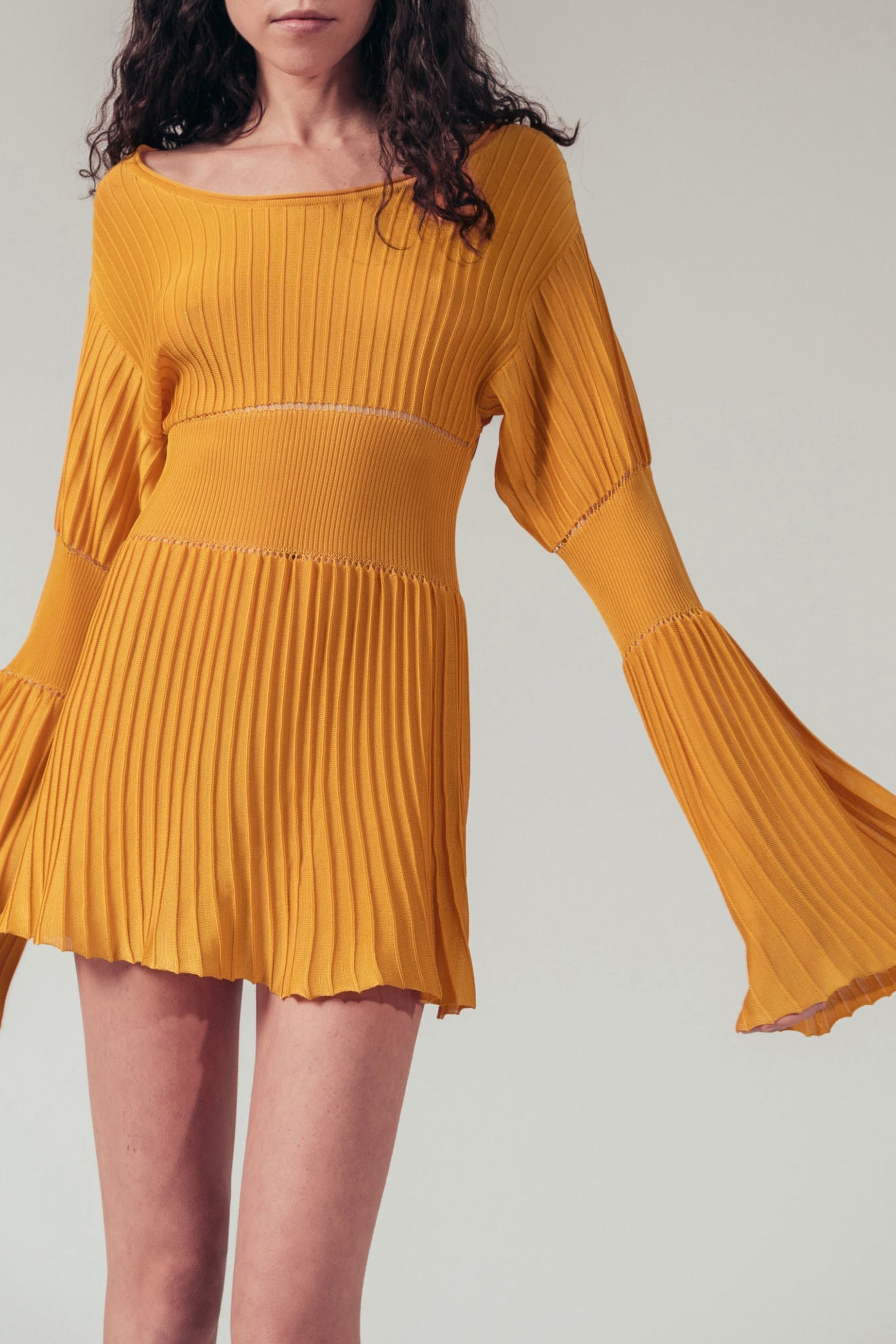 Robe courte plissée à manches volants - Jaune