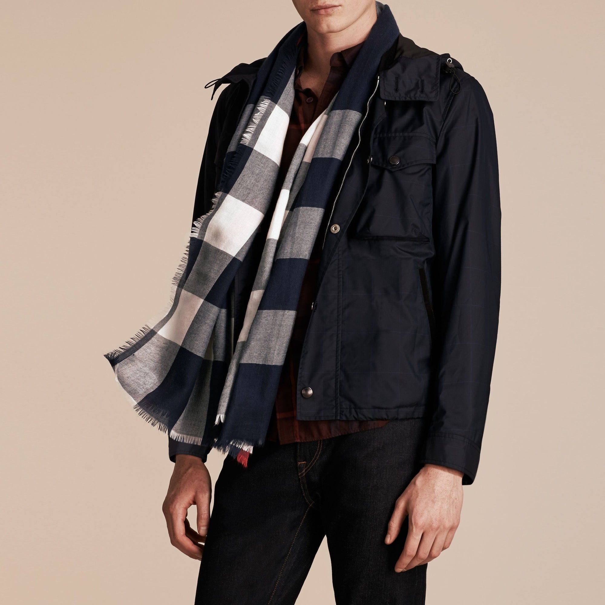 Écharpe légère en cachemire à motif check - Navy