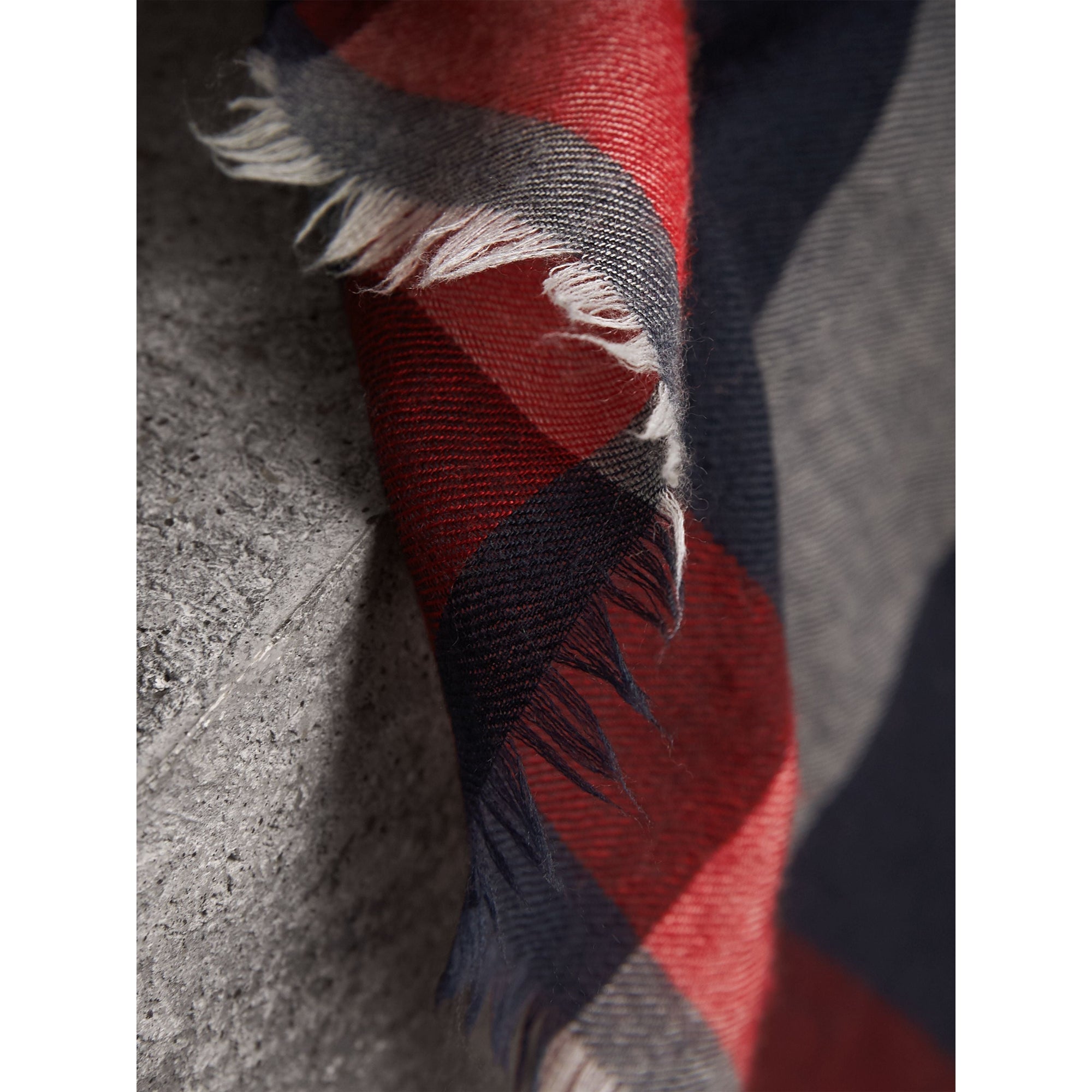 Écharpe légère en cachemire à motif check - Navy