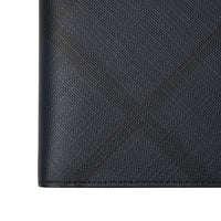Portefeuille à rabat multidevise en tissu London check - Navy & Black