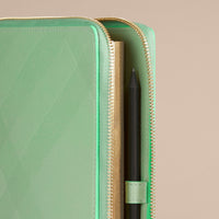 Cahier A5 en cuir zippé à motif check estampé - Light Mint