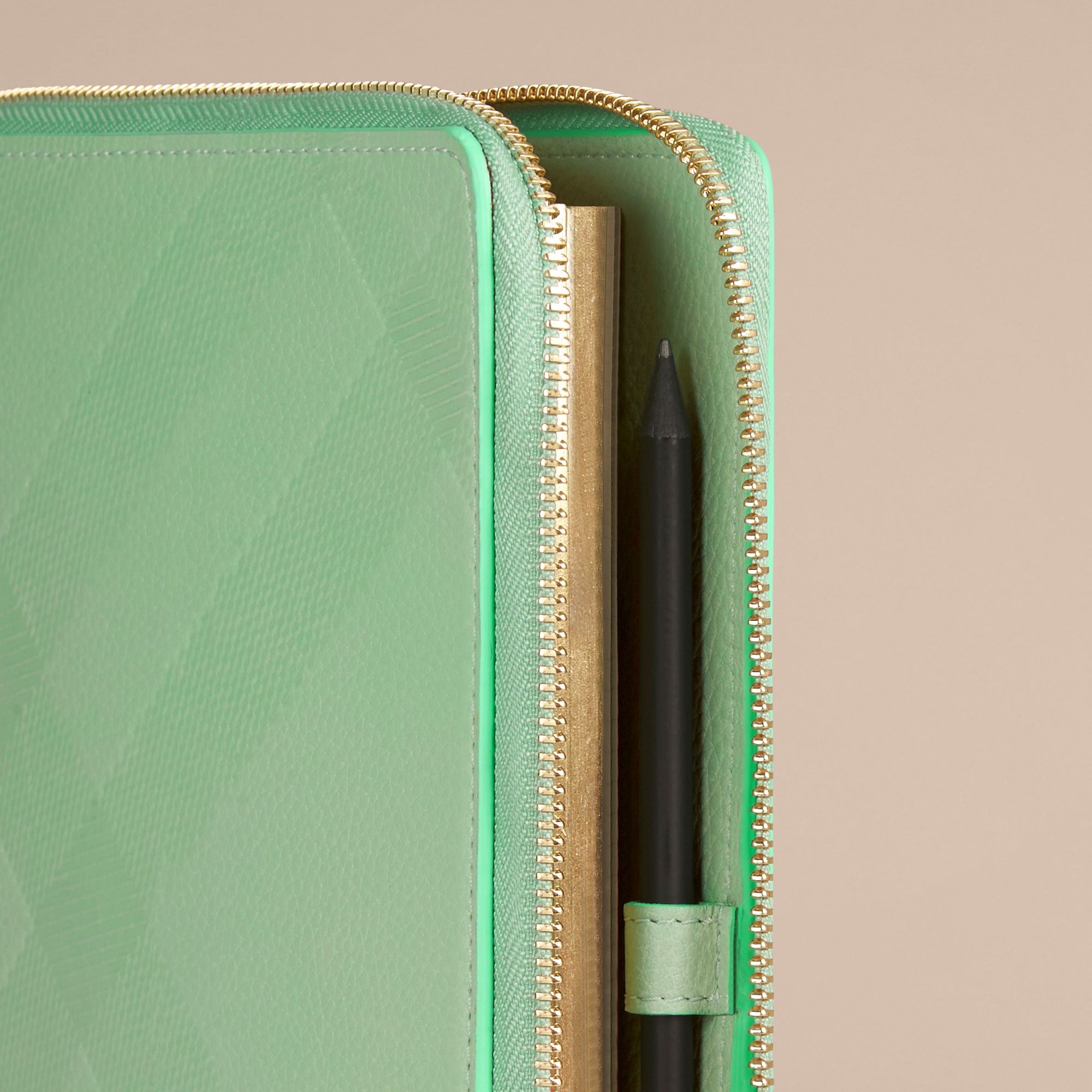 Cahier A5 en cuir zippé à motif check estampé - Light Mint