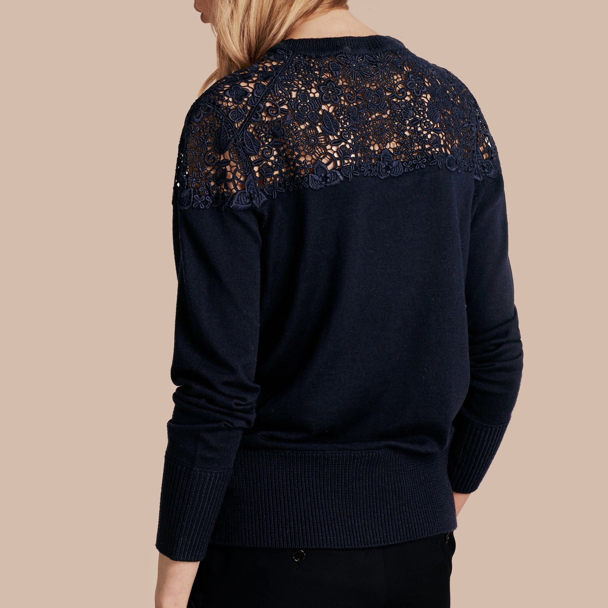 Pull en laine mérinos avec empiècement en dentelle - Navy