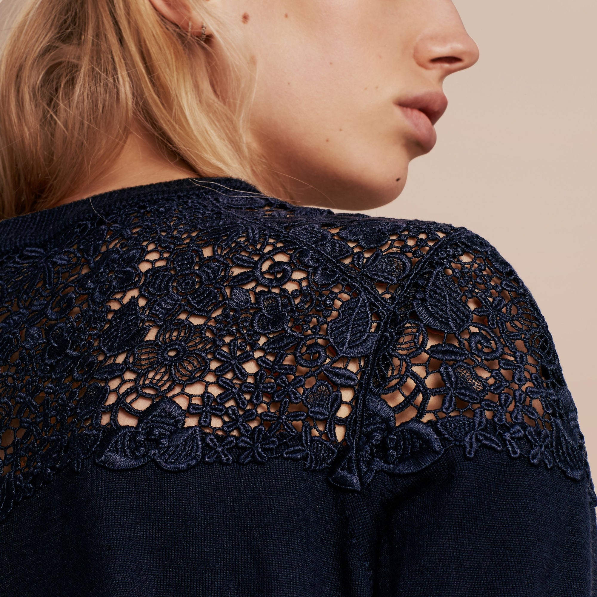 Pull en laine mérinos avec empiècement en dentelle - Navy