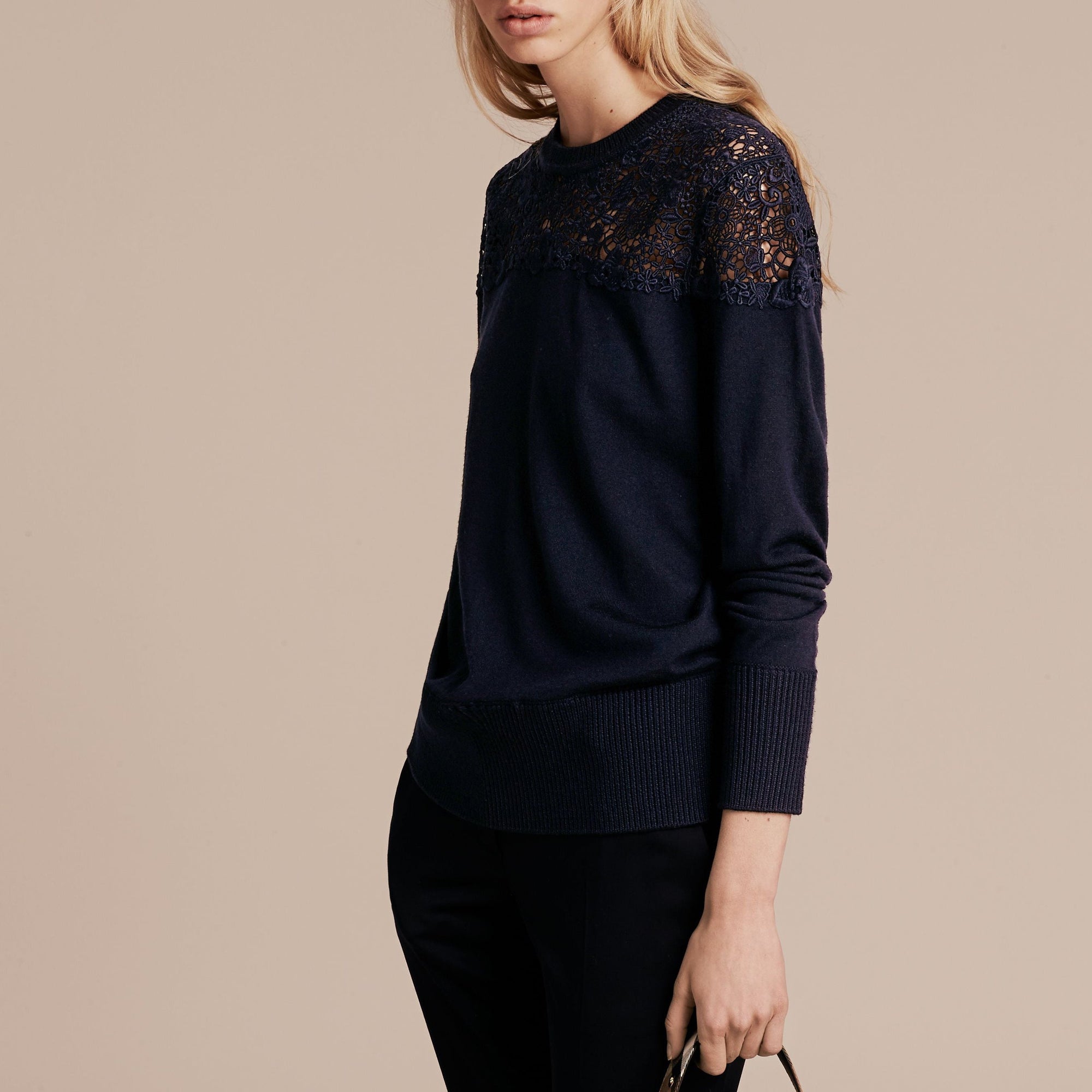 Pull en laine mérinos avec empiècement en dentelle - Navy