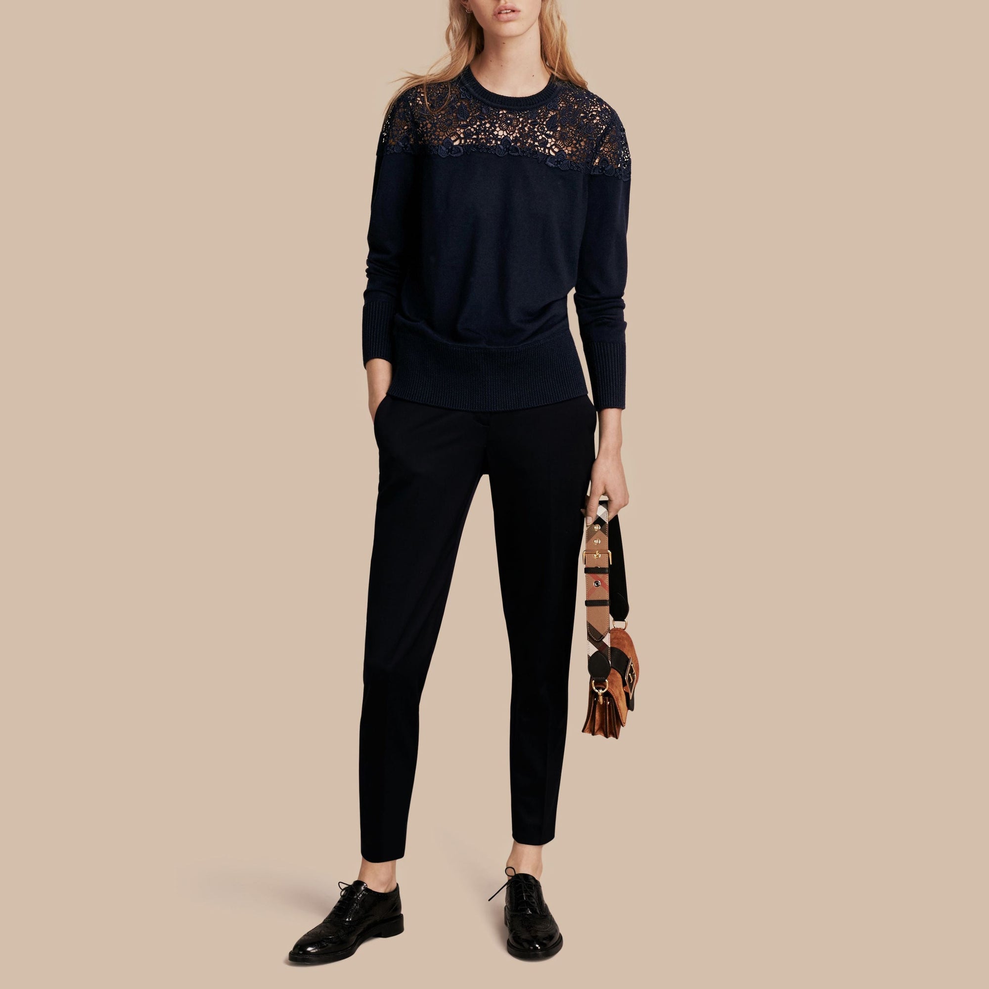 Pull en laine mérinos avec empiècement en dentelle - Navy