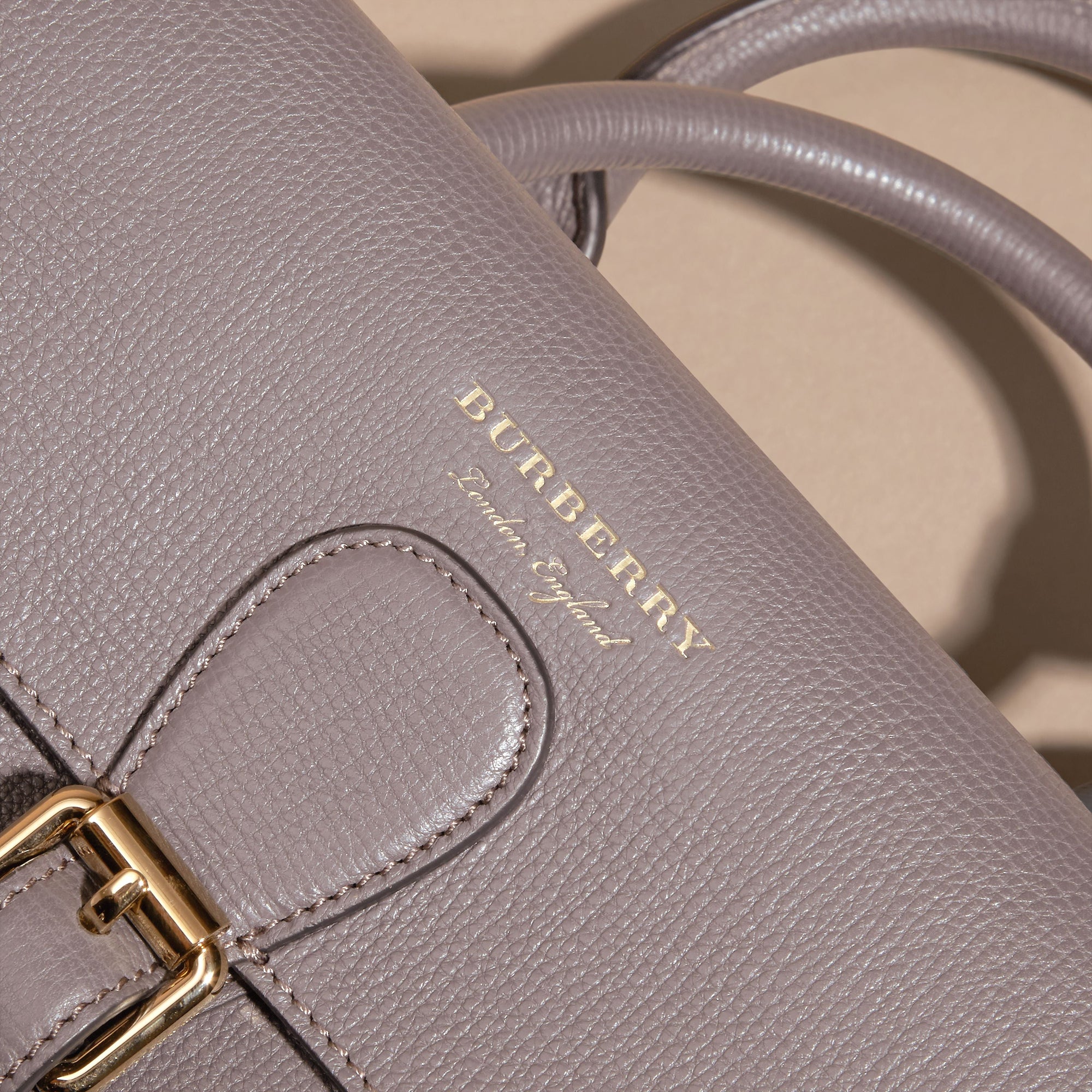 Petit sac The Saddle en cuir grainé - Sepia Grey