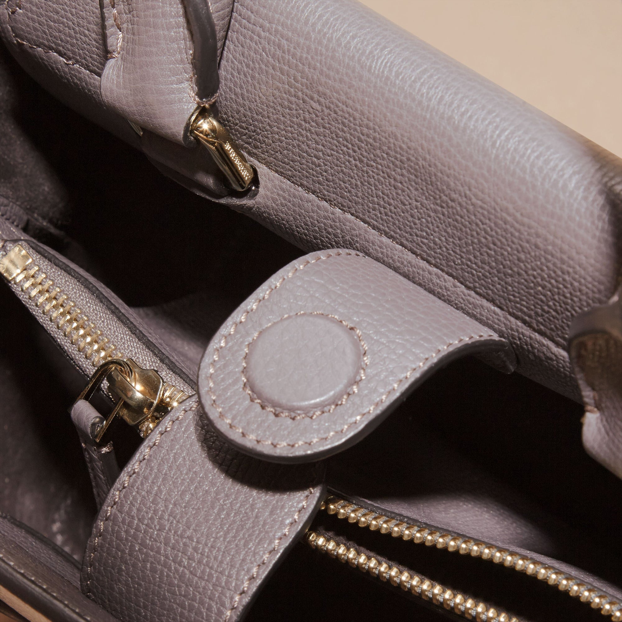 Petit sac The Saddle en cuir grainé - Sepia Grey
