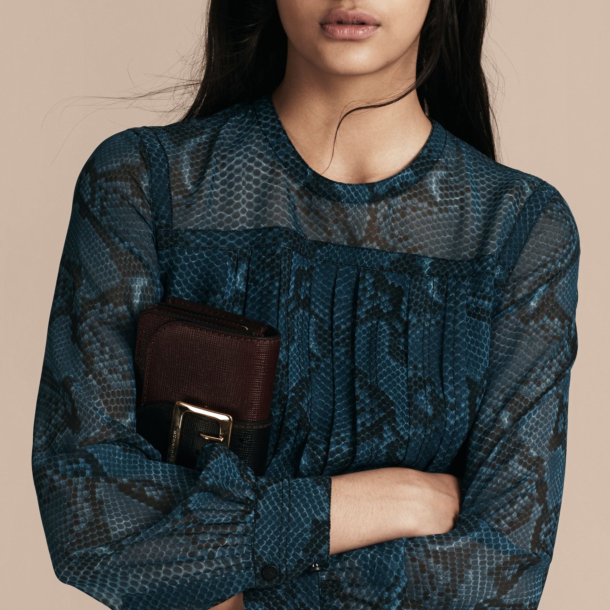 Robe extra-longue en soie avec imprimé python et plis - Mineral Blue