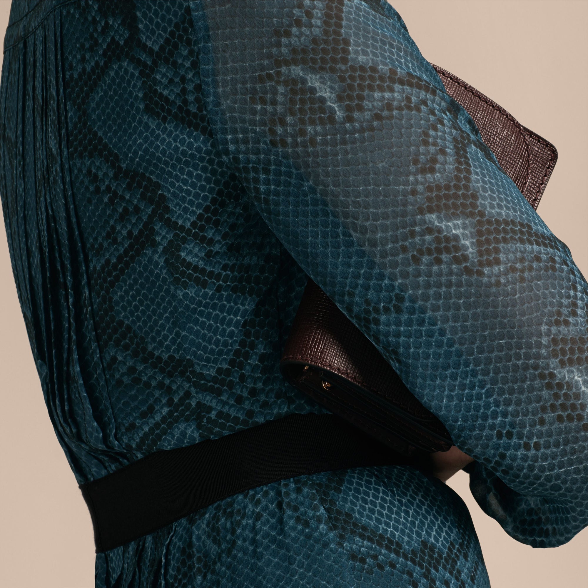 Robe extra-longue en soie avec imprimé python et plis - Mineral Blue