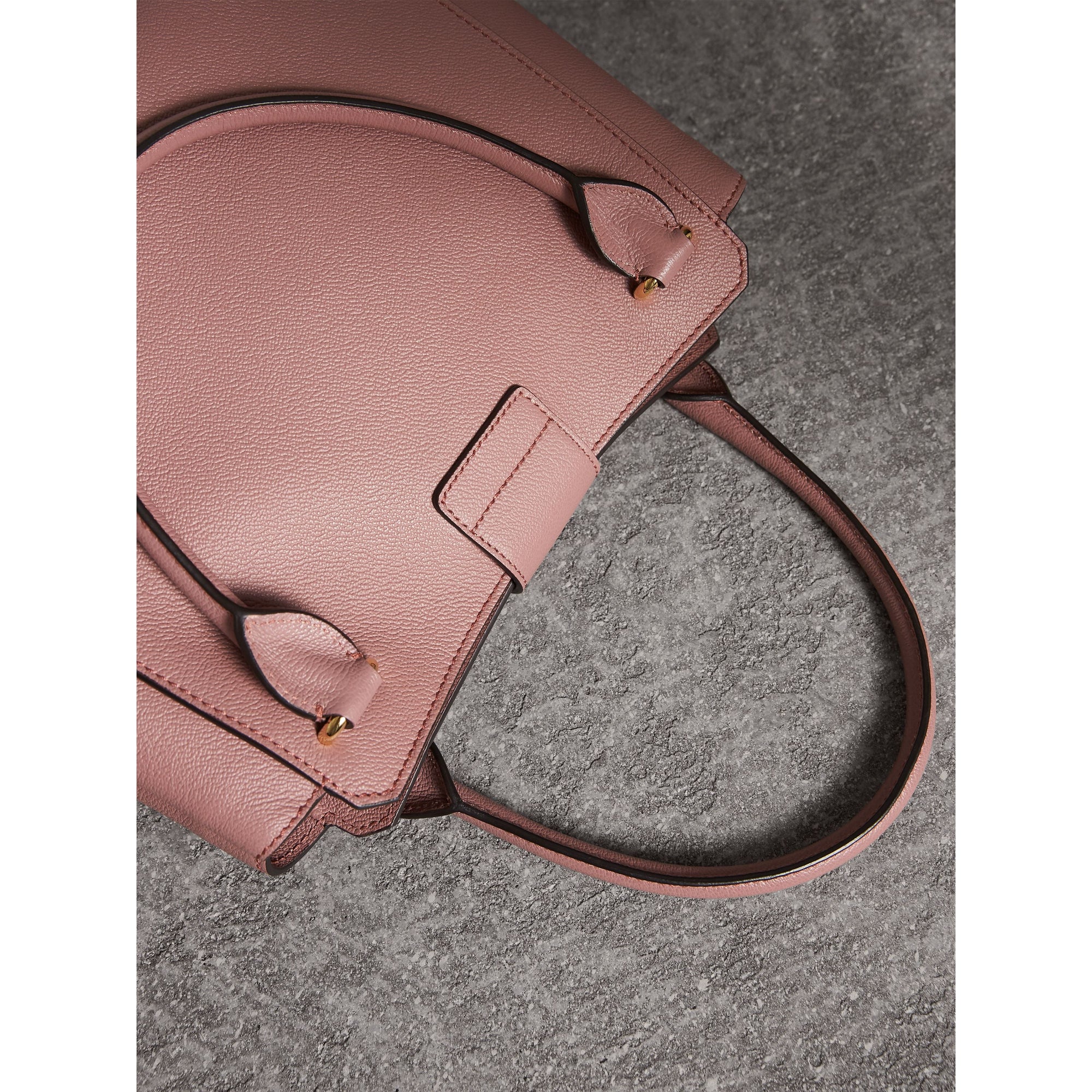 Sac tote The Buckle moyen en cuir grainé - Dusty Pink