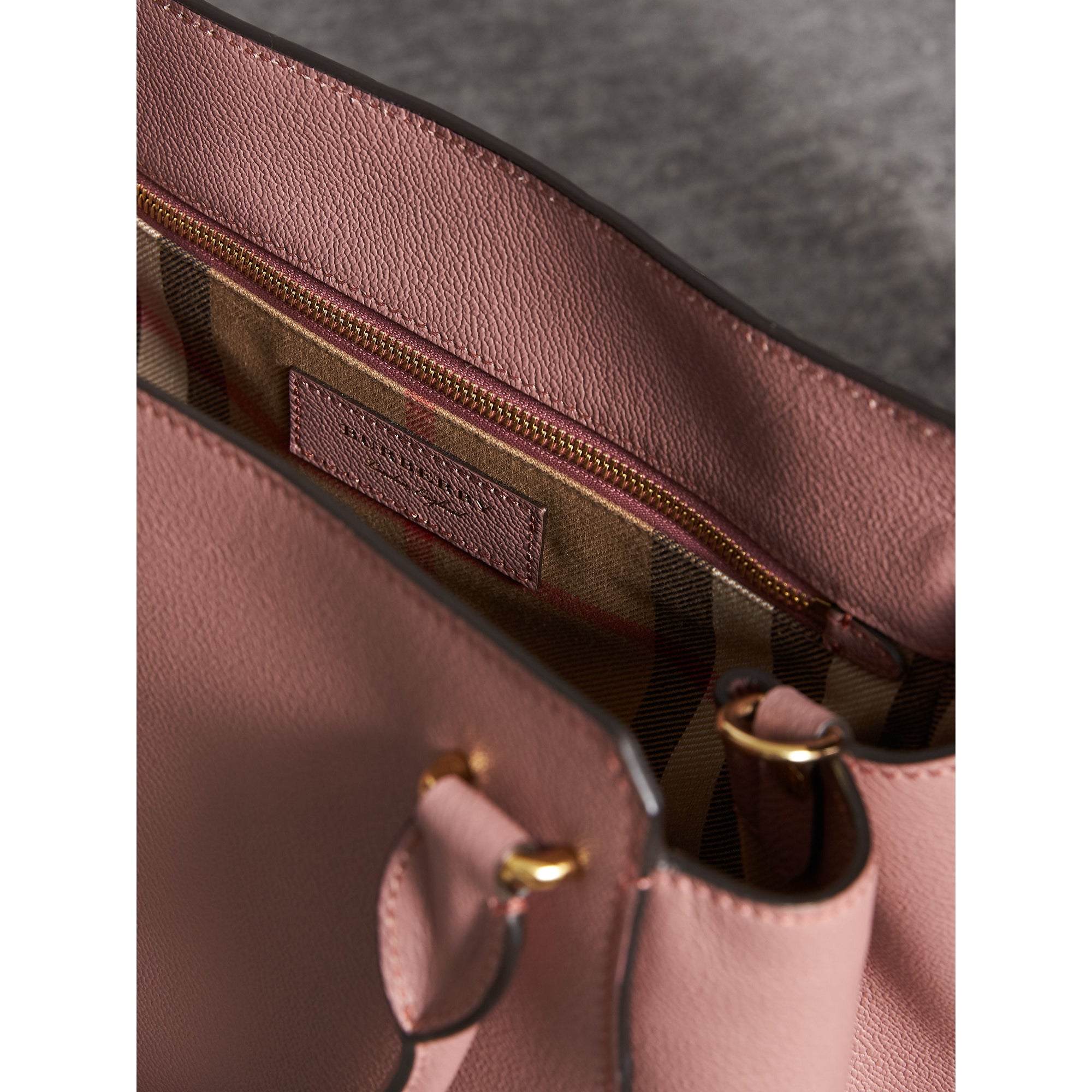 Sac tote The Buckle moyen en cuir grainé - Dusty Pink