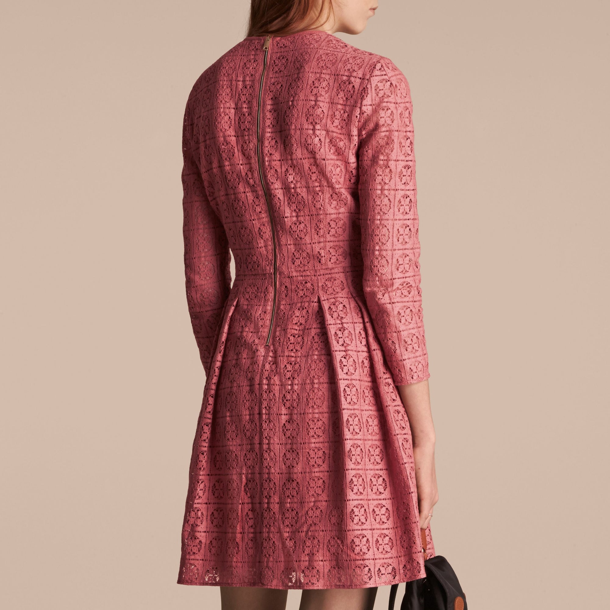 Robe ajustée et évasée en dentelle - Dusty Peony Rose