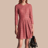 Robe ajustée et évasée en dentelle - Dusty Peony Rose