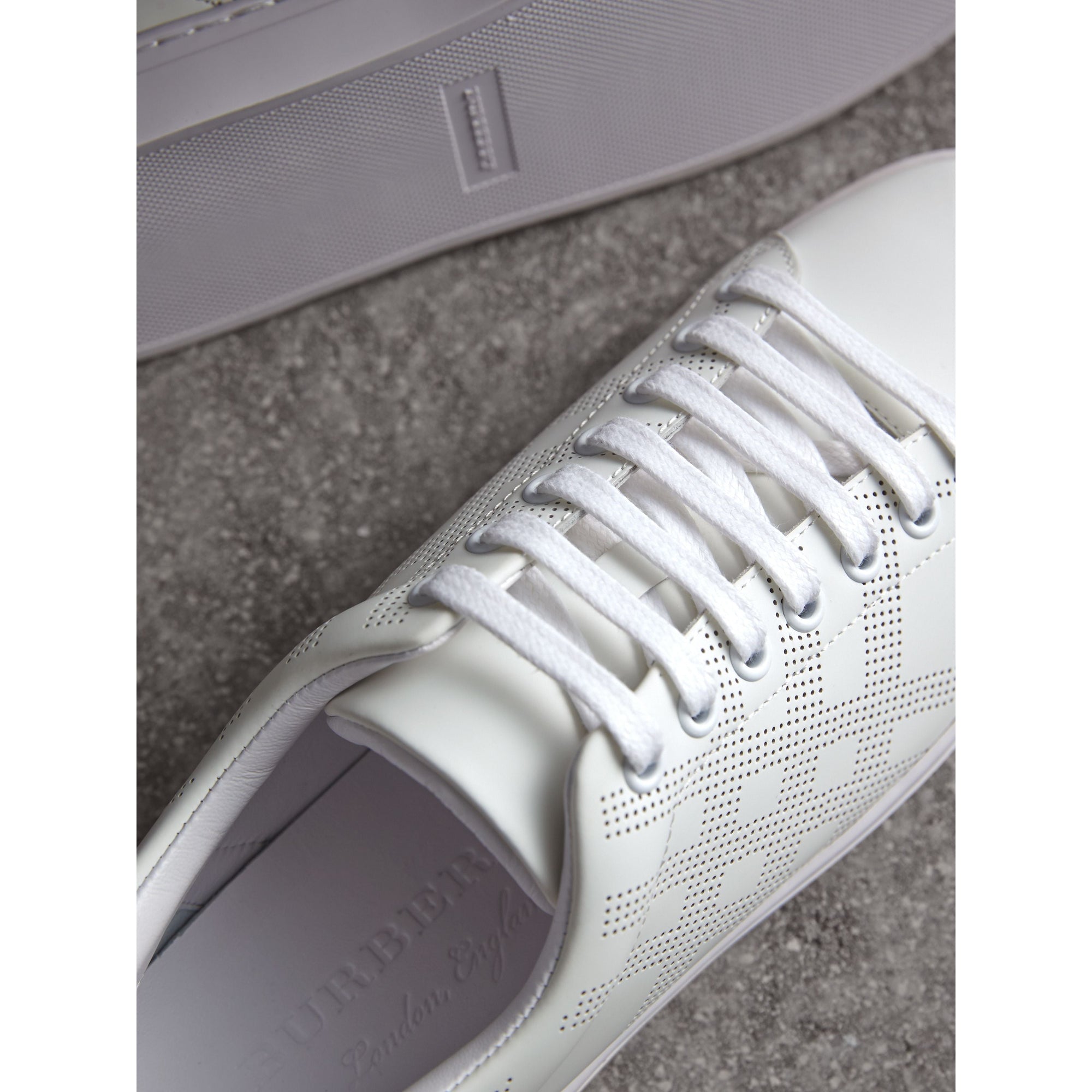 Sneakers en cuir à motif check perforé - Optic White & Depeclare
