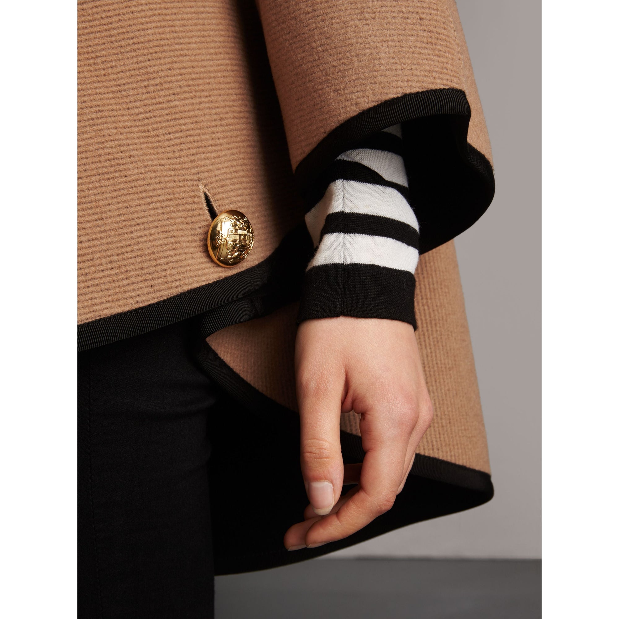 Cape en laine et cachemire de style militaire - Camel & Black