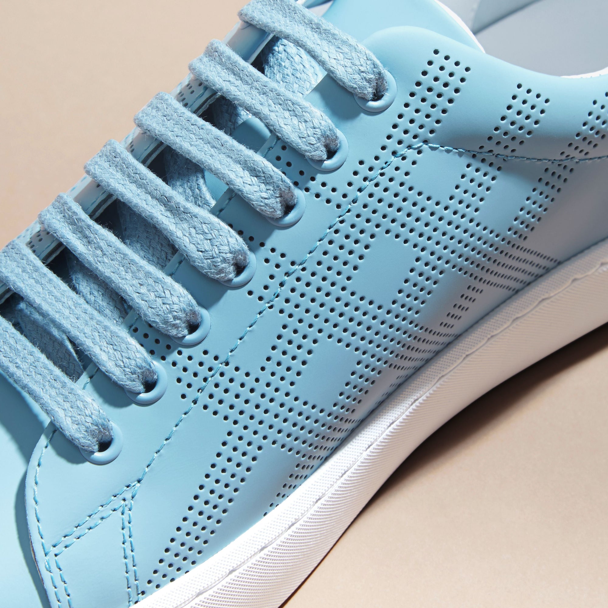 Sneakers en cuir à motif check perforé - Powder Blue