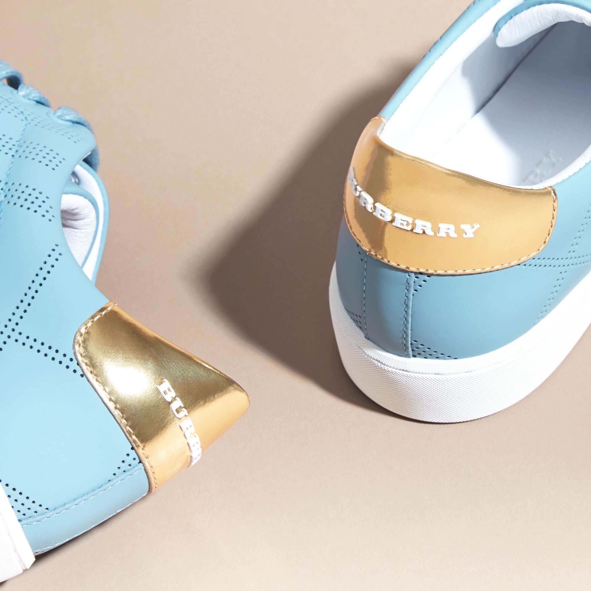 Sneakers en cuir à motif check perforé - Powder Blue