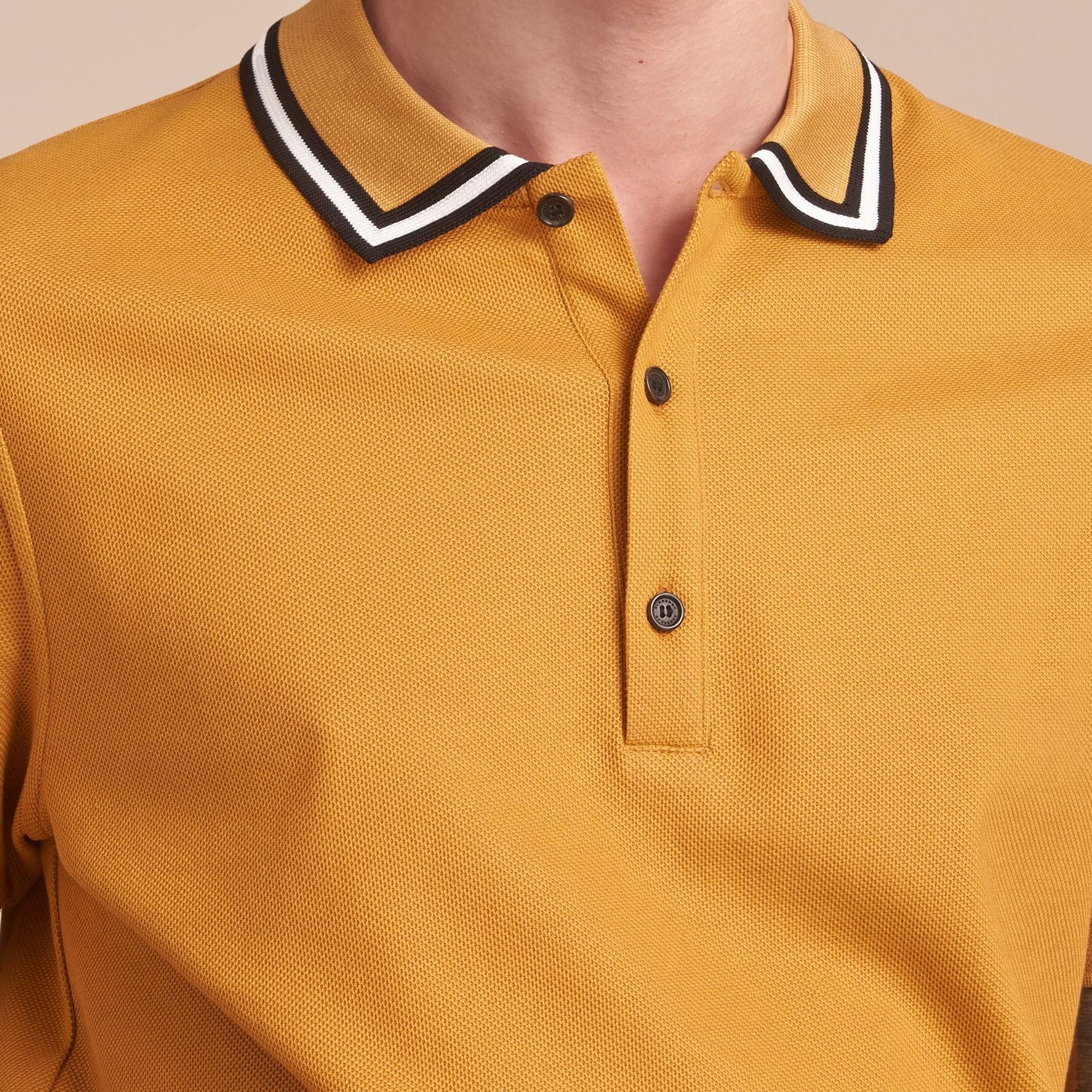 Polo en piqué de coton à col rayé - Saffron Yellow
