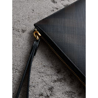 Portefeuille de voyage à motif London check - Chocolate & Black