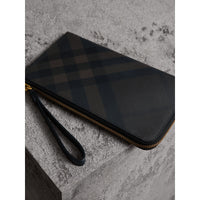 Portefeuille de voyage à motif London check - Chocolate & Black