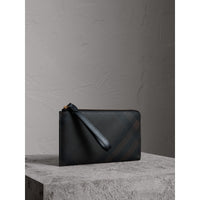 Portefeuille de voyage à motif London check - Chocolate & Black