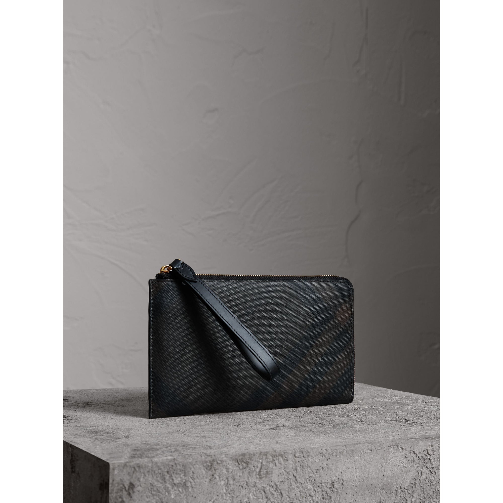 Portefeuille de voyage à motif London check - Chocolate & Black