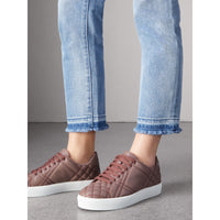 Sneakers en cuir matelassé à motif check - Ivory Pink