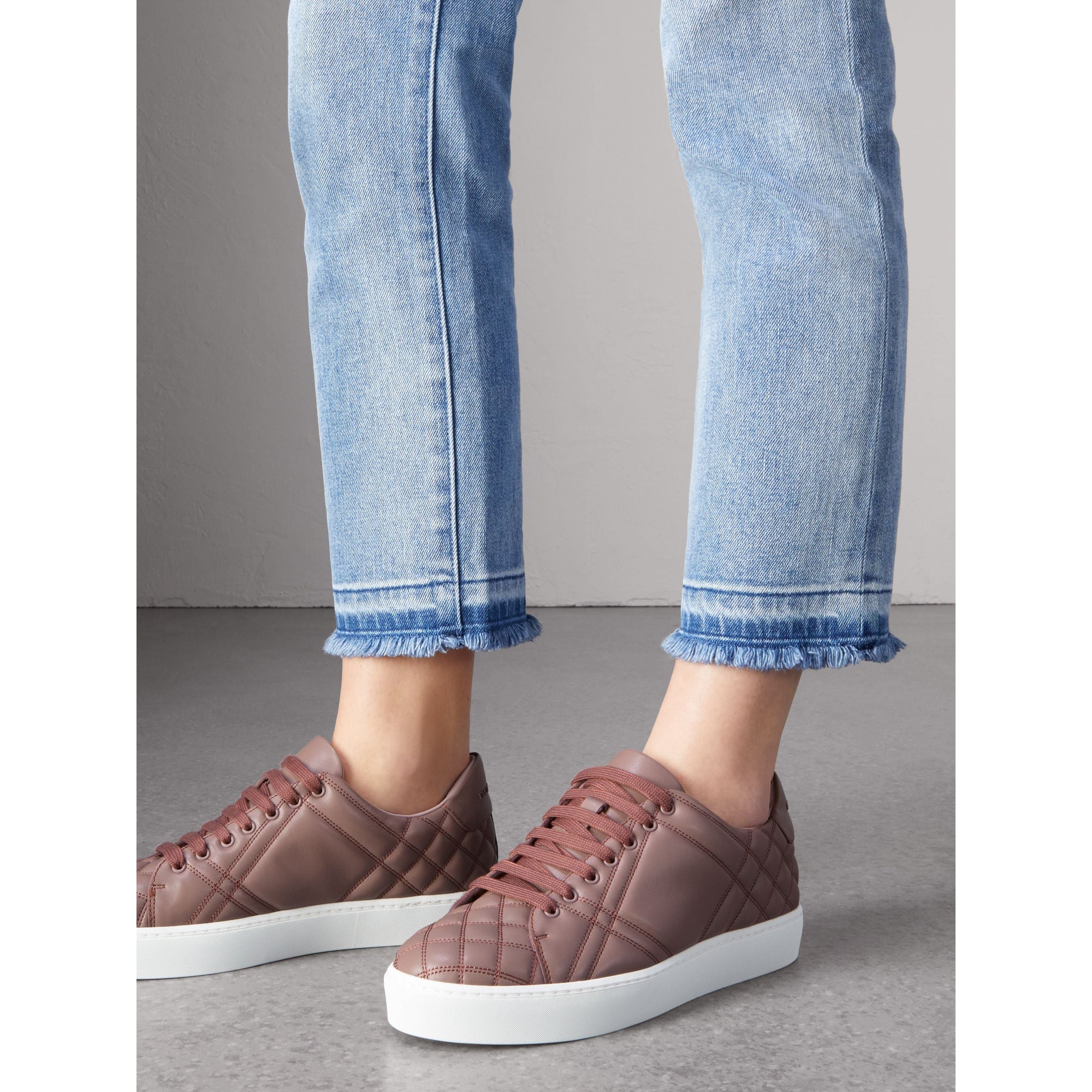 Sneakers en cuir matelassé à motif check - Ivory Pink