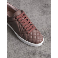 Sneakers en cuir matelassé à motif check - Ivory Pink