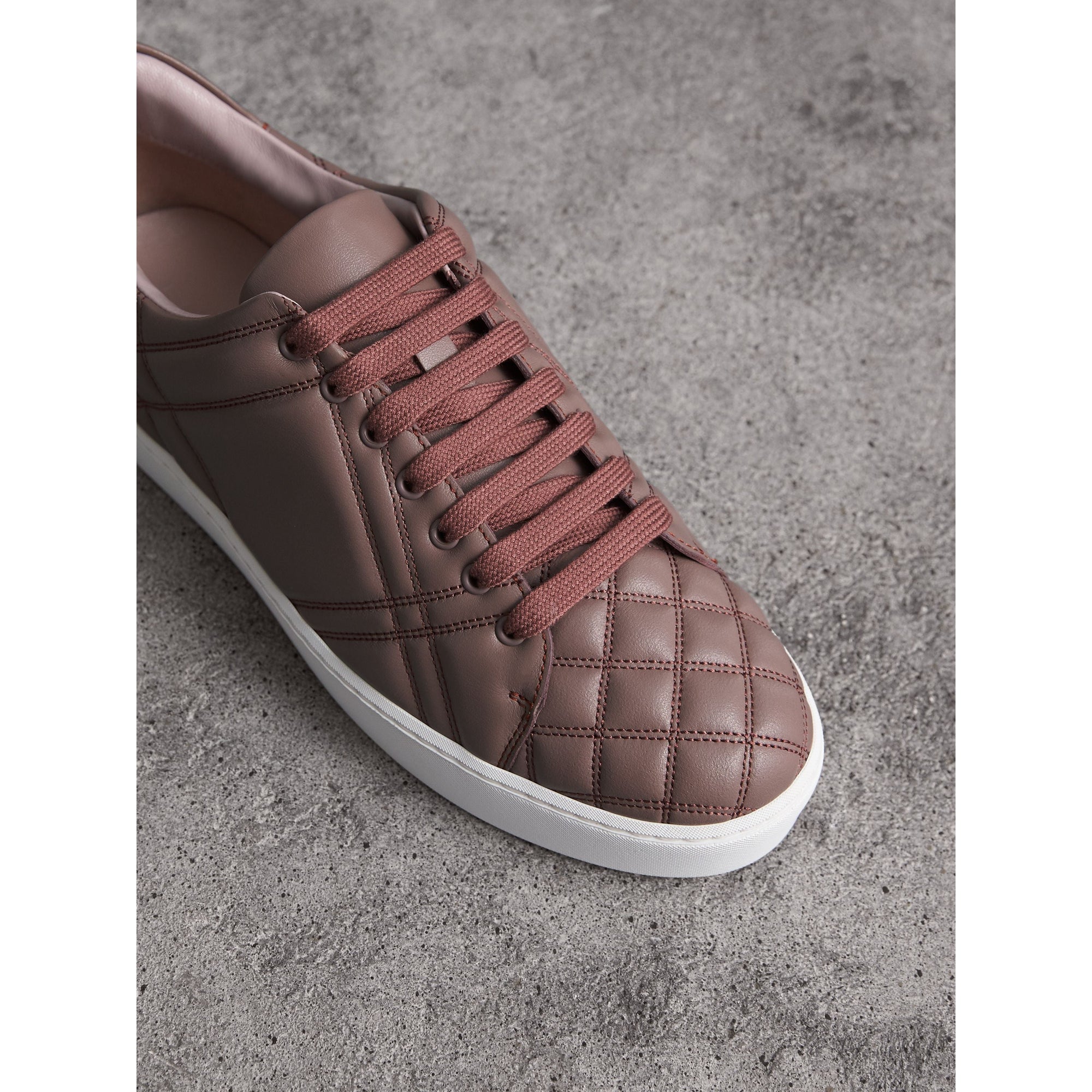 Sneakers en cuir matelassé à motif check - Ivory Pink