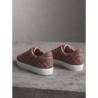 Sneakers en cuir matelassé à motif check - Ivory Pink