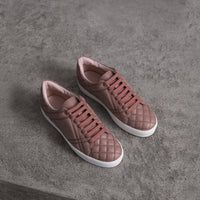 Sneakers en cuir matelassé à motif check - Ivory Pink