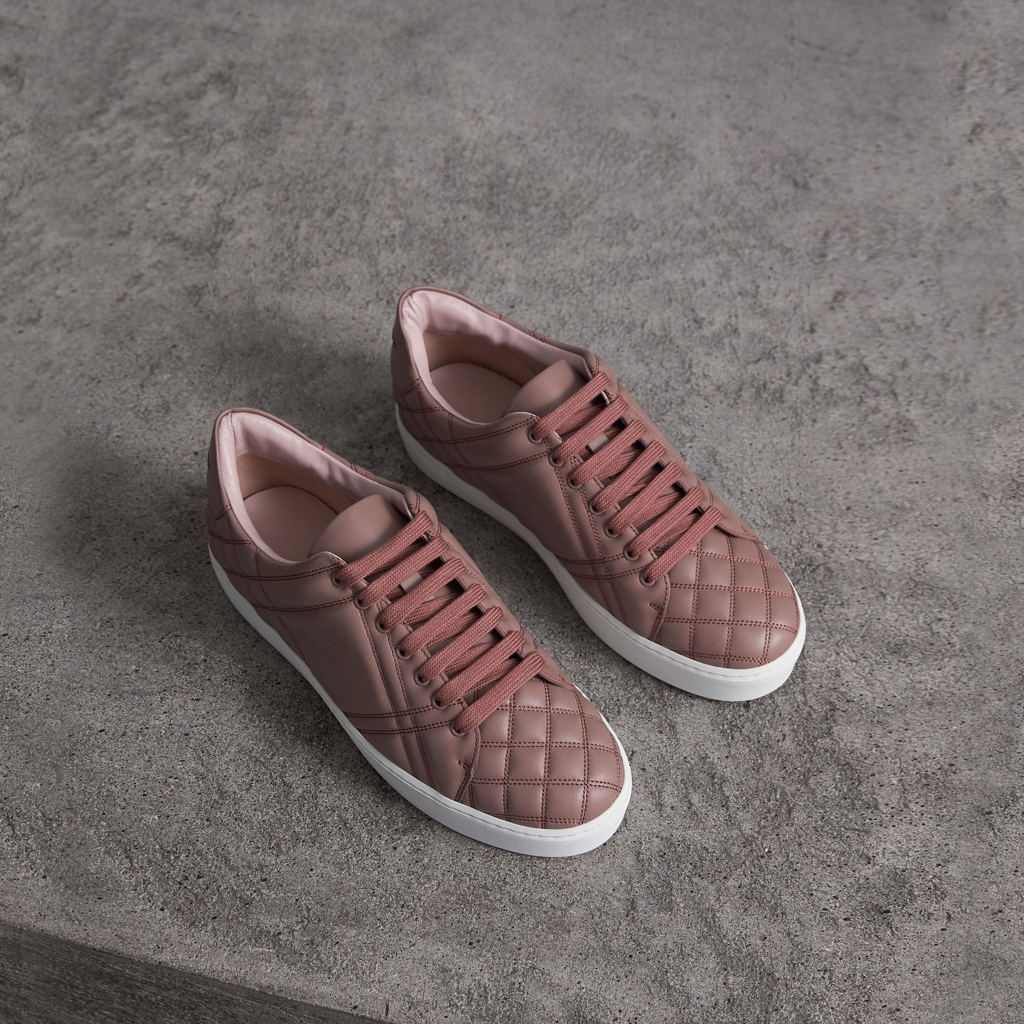 Sneakers en cuir matelassé à motif check - Ivory Pink