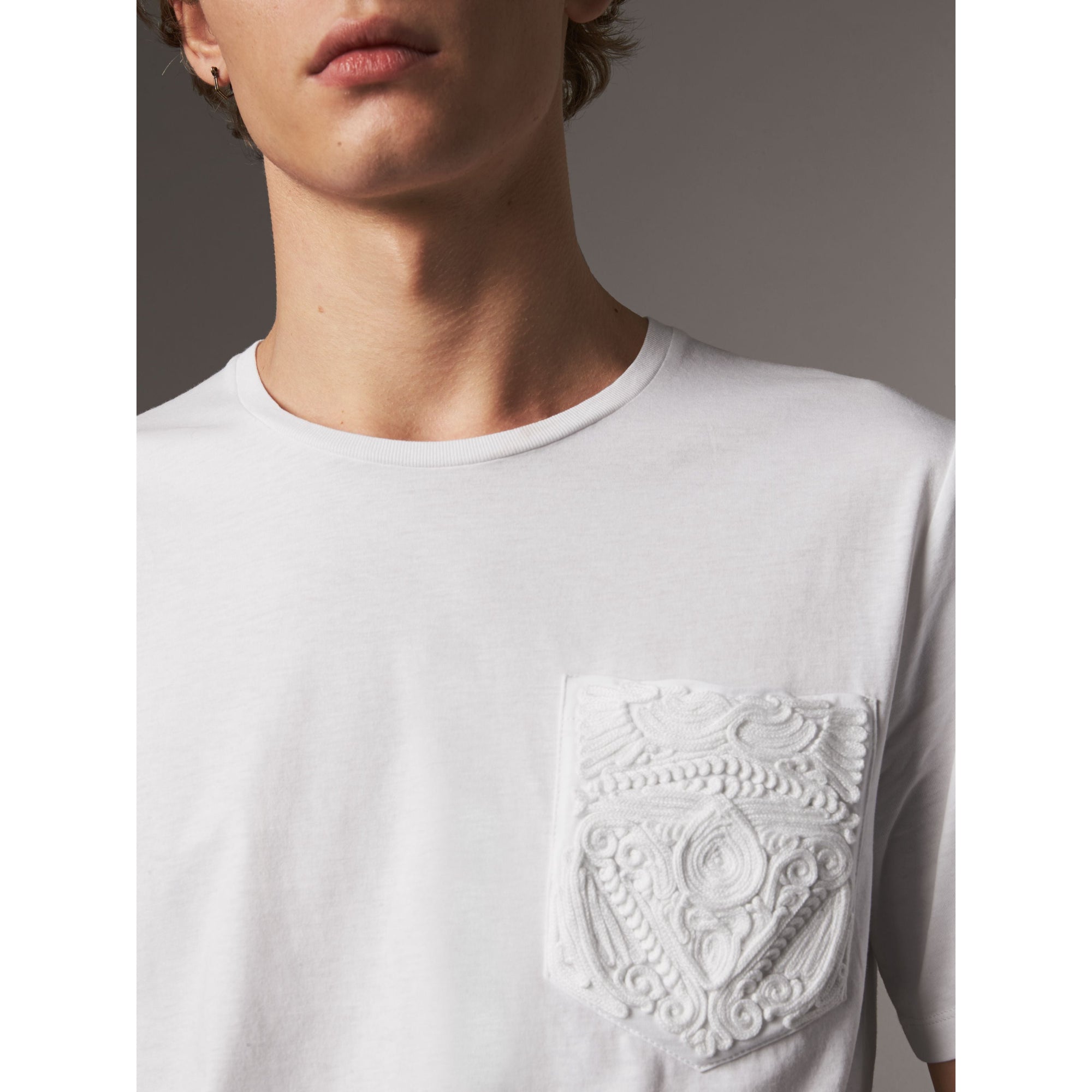 T-shirt en coton à poche brodée en corde - White