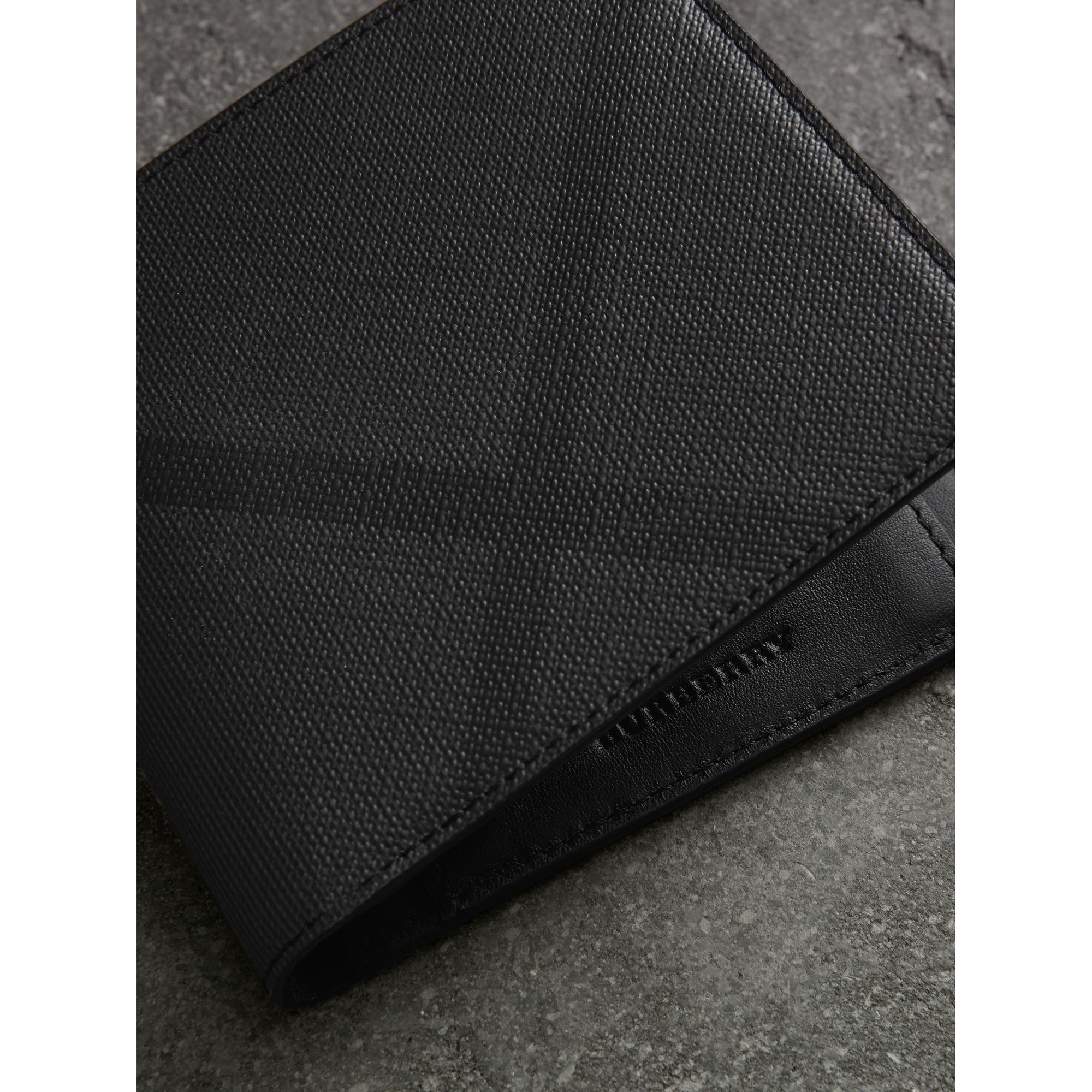 Portefeuille à rabat multidevise à motif London check - Charcoal & Black
