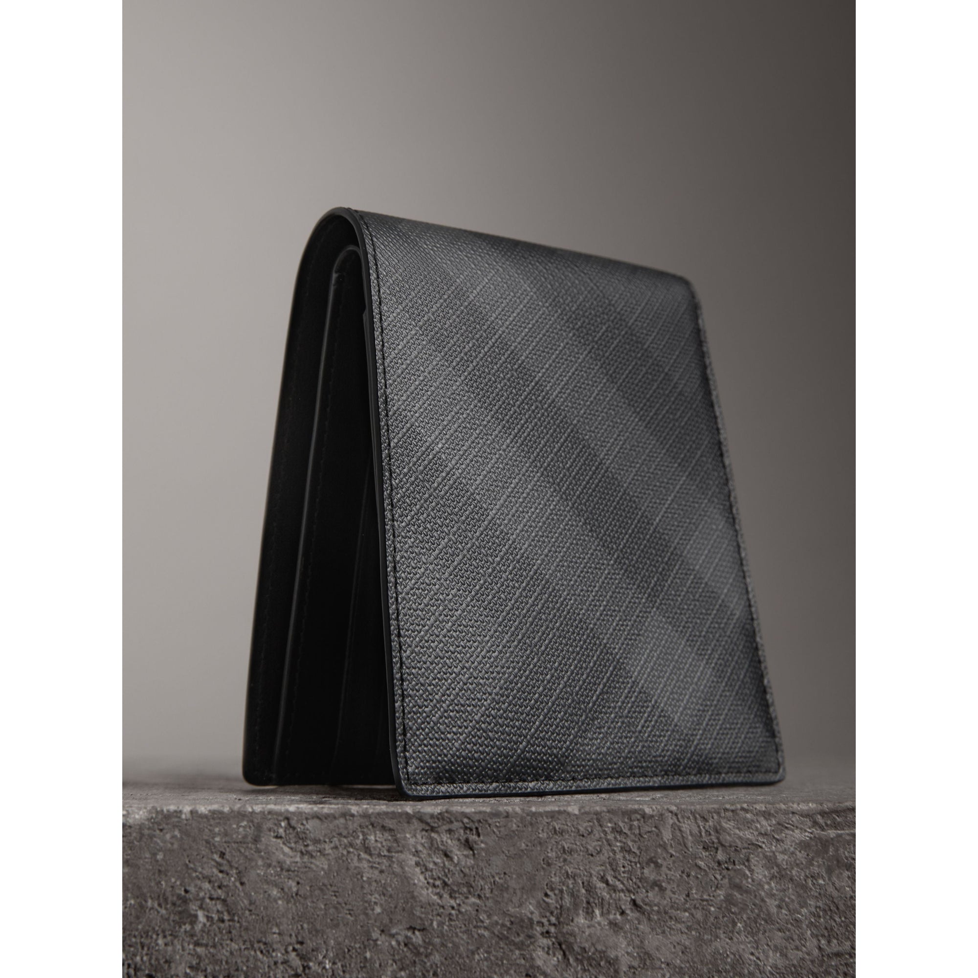 Portefeuille à rabat multidevise à motif London check - Charcoal & Black