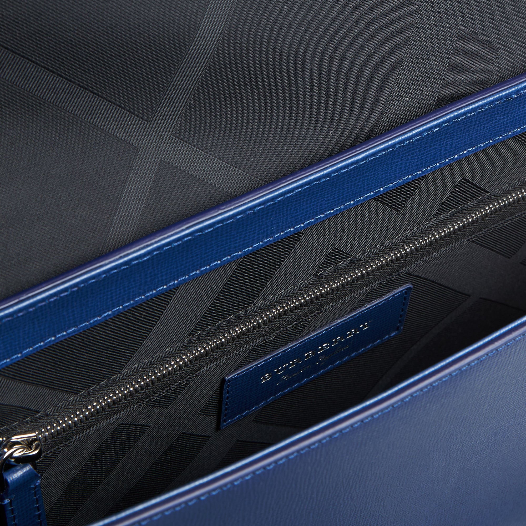 Sac Messenger moyen en cuir à motif London - Deep Blue