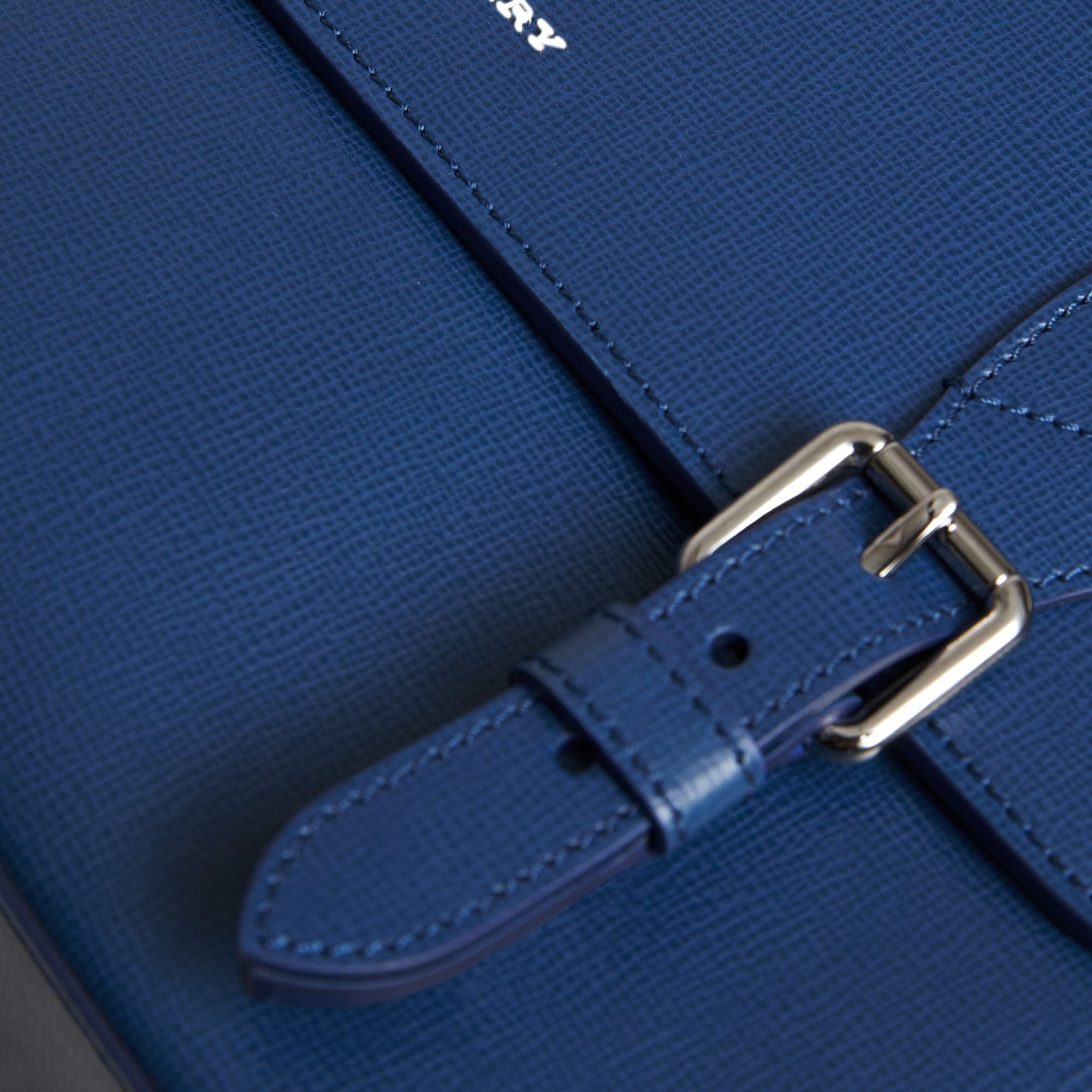Sac Messenger moyen en cuir à motif London - Deep Blue