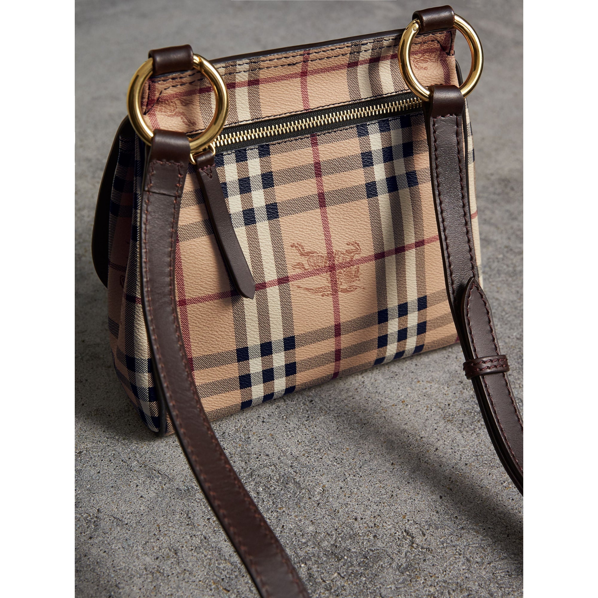 Sac à bandoulière The Bridle à motif Haymarket Check - Dark Clove Brown