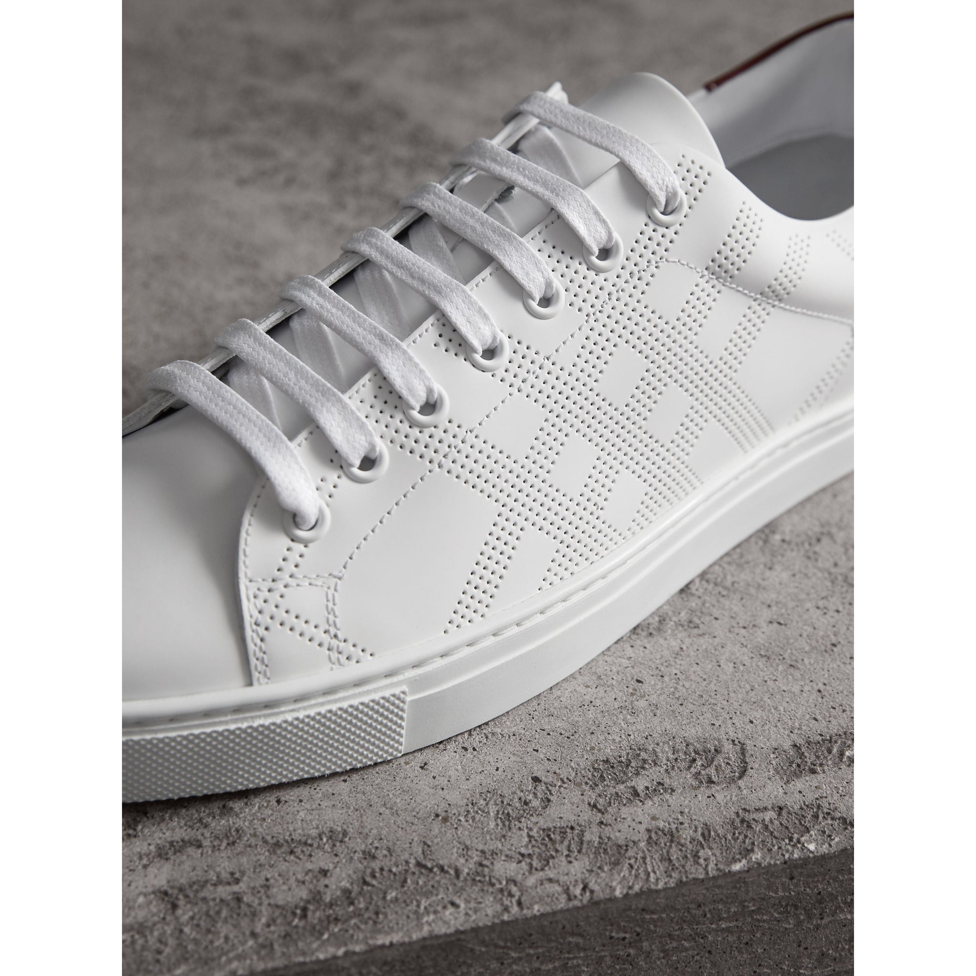 Sneakers en cuir à motif check perforé - Optic White