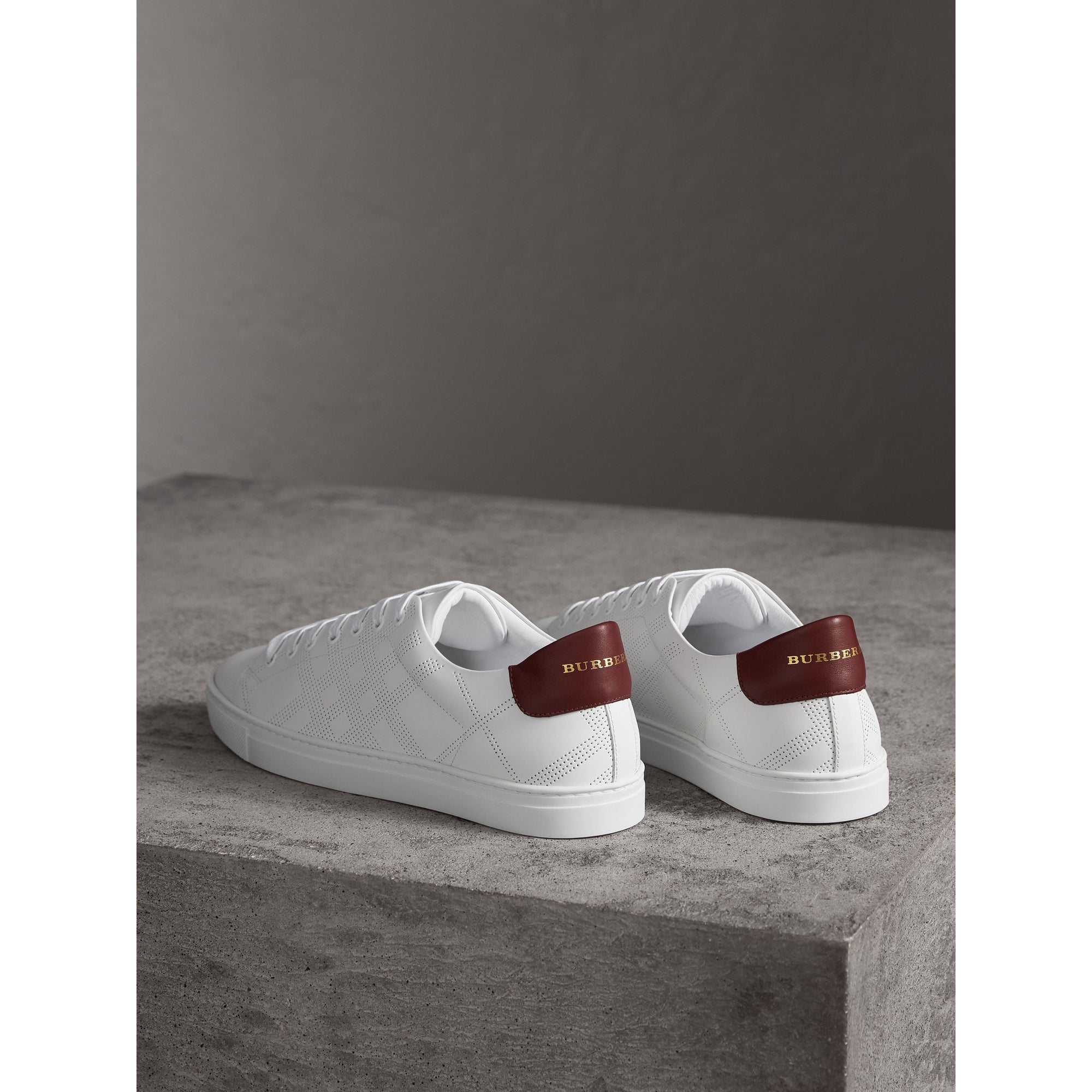 Sneakers en cuir à motif check perforé - Optic White
