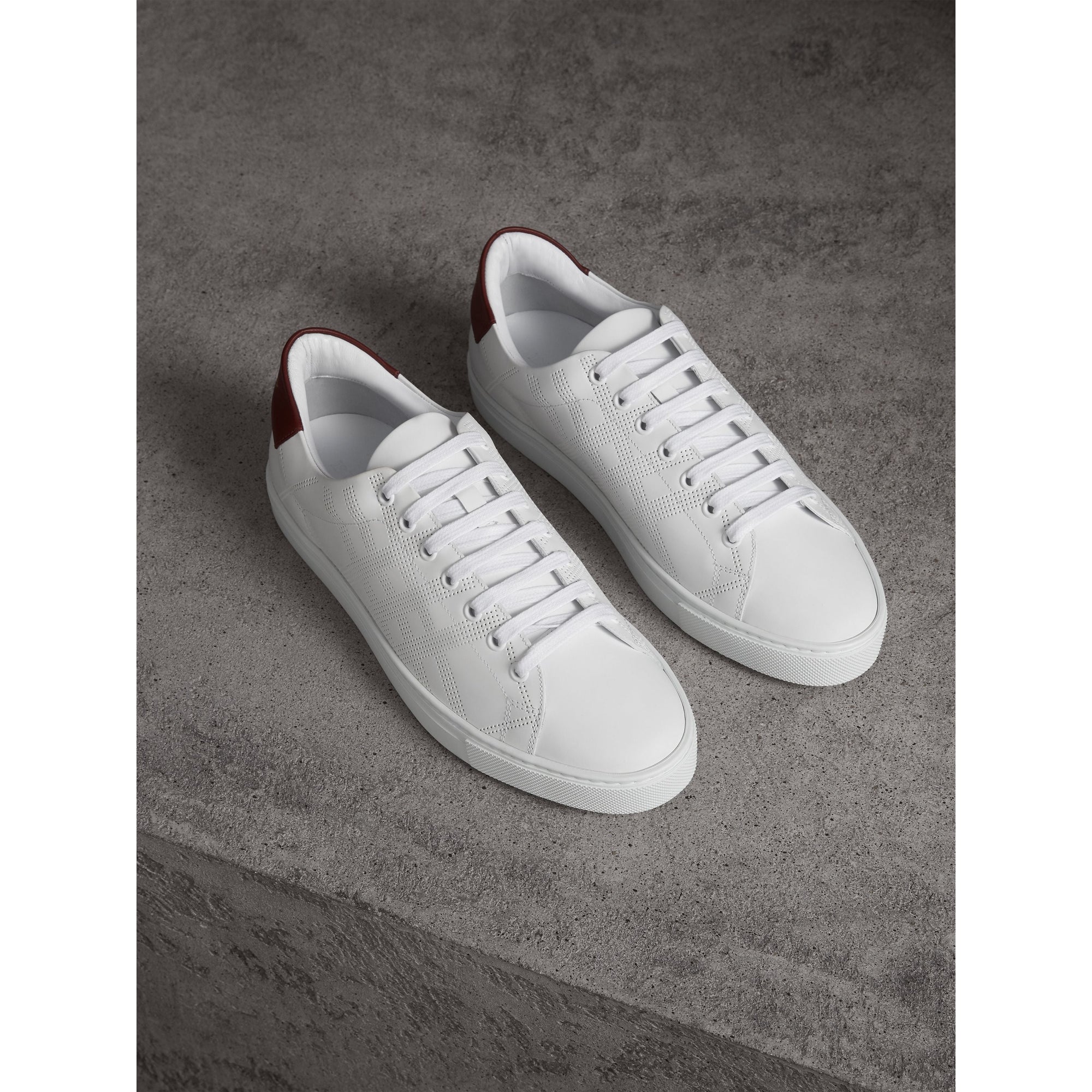 Sneakers en cuir à motif check perforé - Optic White