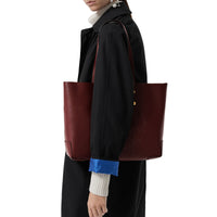 Petit sac cabas en cuir à écusson - Burgundy