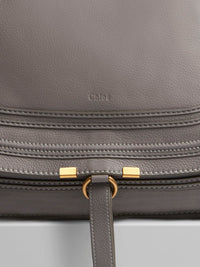 Sac à main Marcie style années 70 grand en cuir - Cachemire Gris