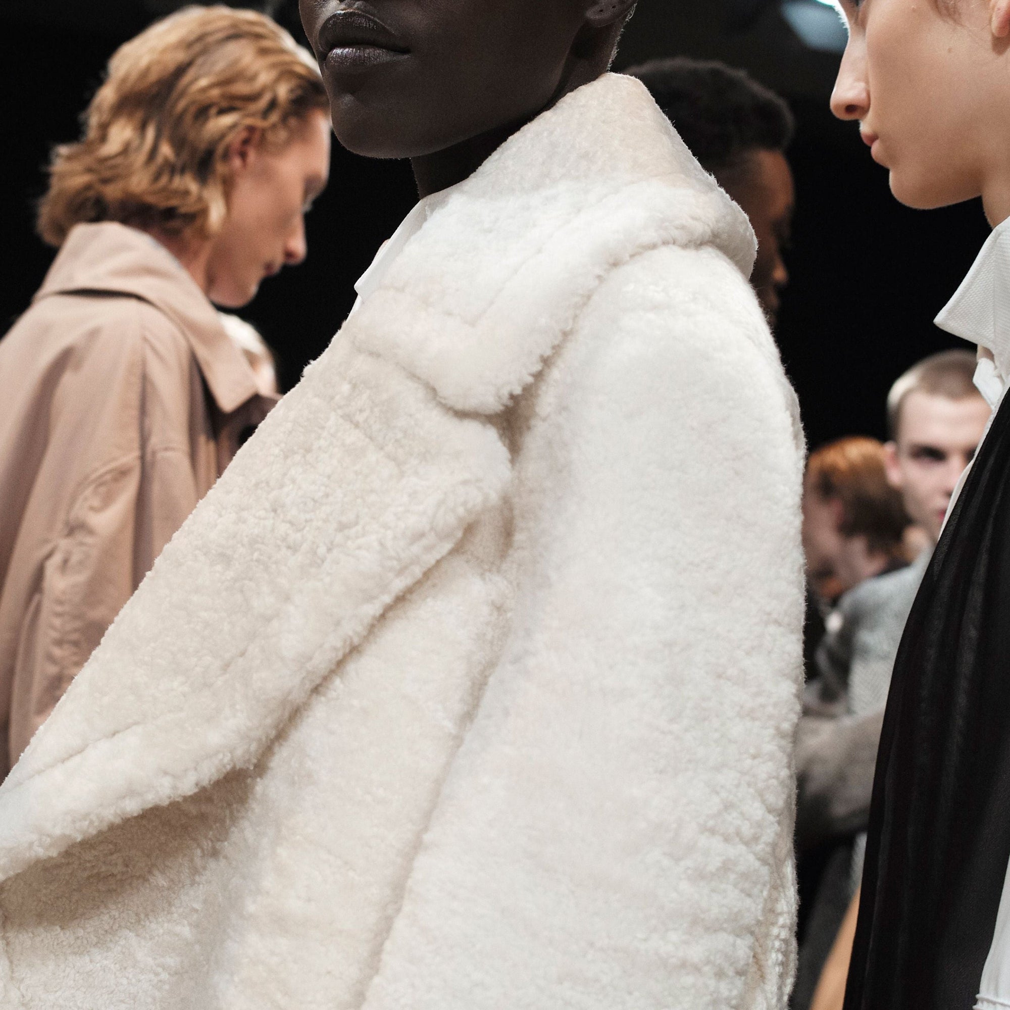 Caban en shearling pelucheux avec col surdimensionné - White