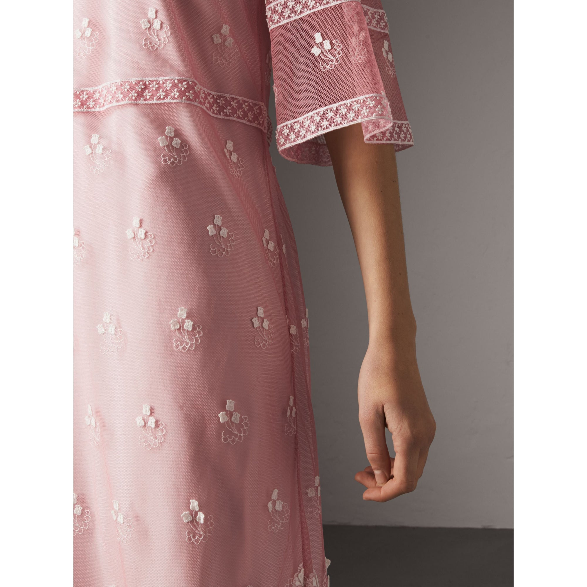 Robe à manches évasées en tulle brodée - Rose Pink & White