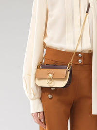 Pochette Tess à bandoulière chaîne en cuir - Brown & Beige