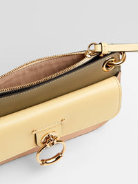 Sac pochette Tess à bandoulière chaîne en cuir - Softy Yellow