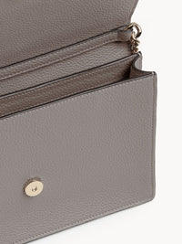 Sac pochette à chaine Alphabet en cuir - Cachemire Gris